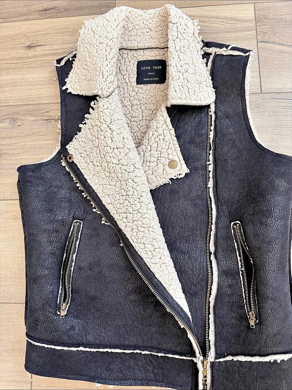 Love Tree Sherpa-Lined Faux Suede Vest in Black & Cream Size Small (up to a Medi